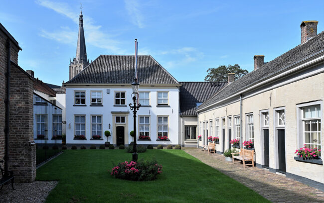 Binnentuin Hoofdgebouw en provenierswoningen Gasthuishofje